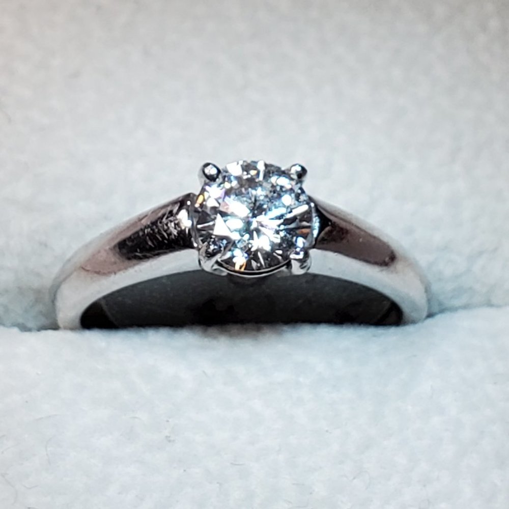 PLATINUM  DIAMOND  RING - Picture 5 of 6